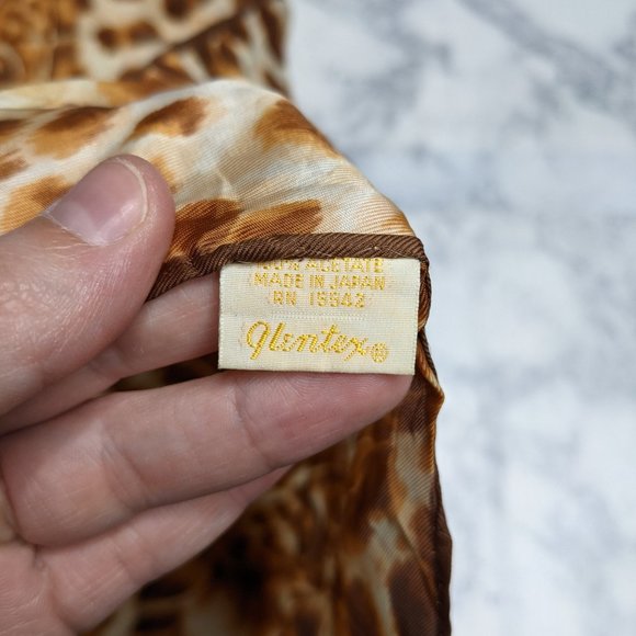 glentex • vintage leopard print square scarf - Picture 4 of 6